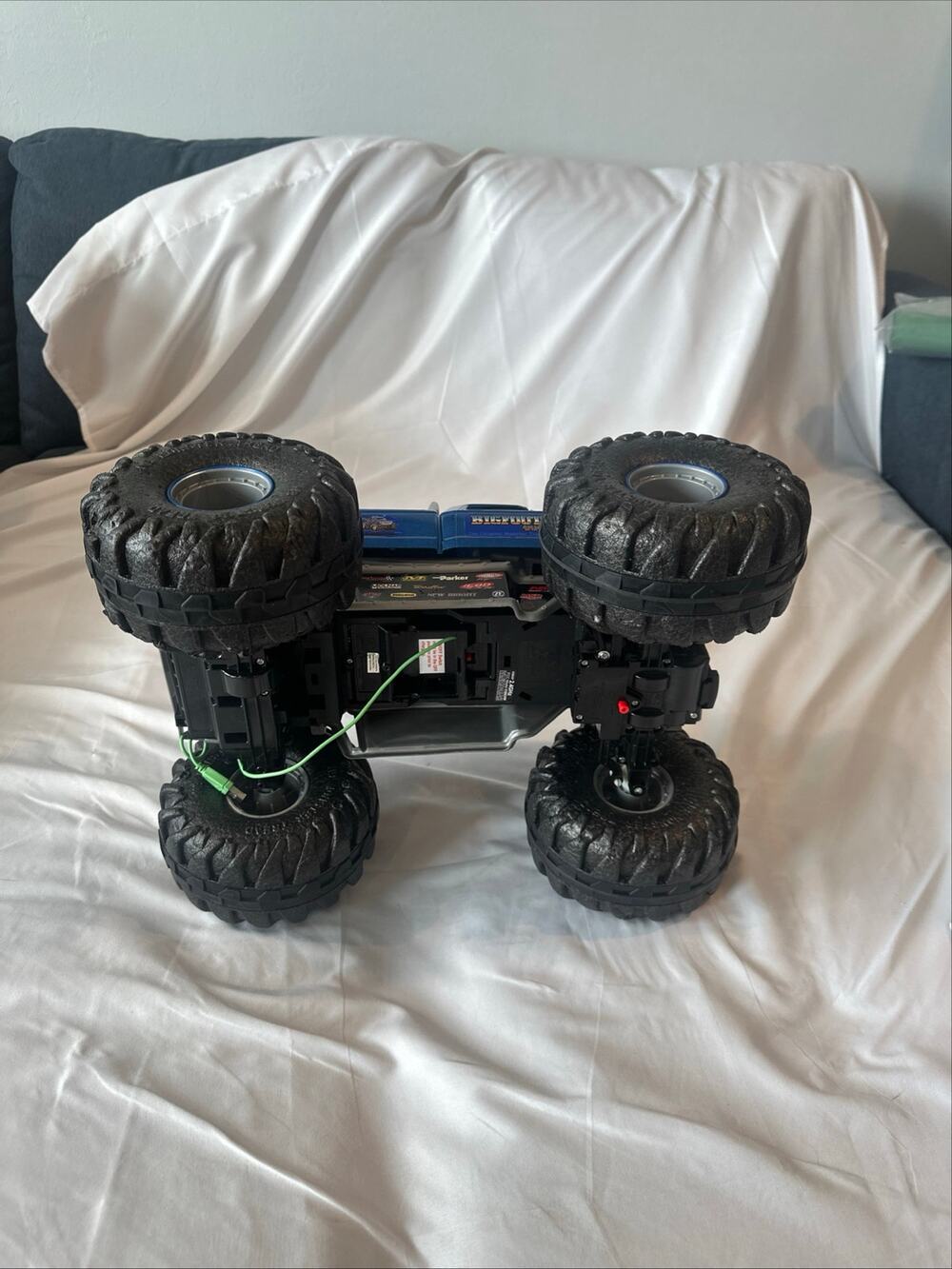 New Bright 1:10 Scale Bigfoot R/C Monster Truck Bigfoot 4 x 4 No Remote NOT TEST
